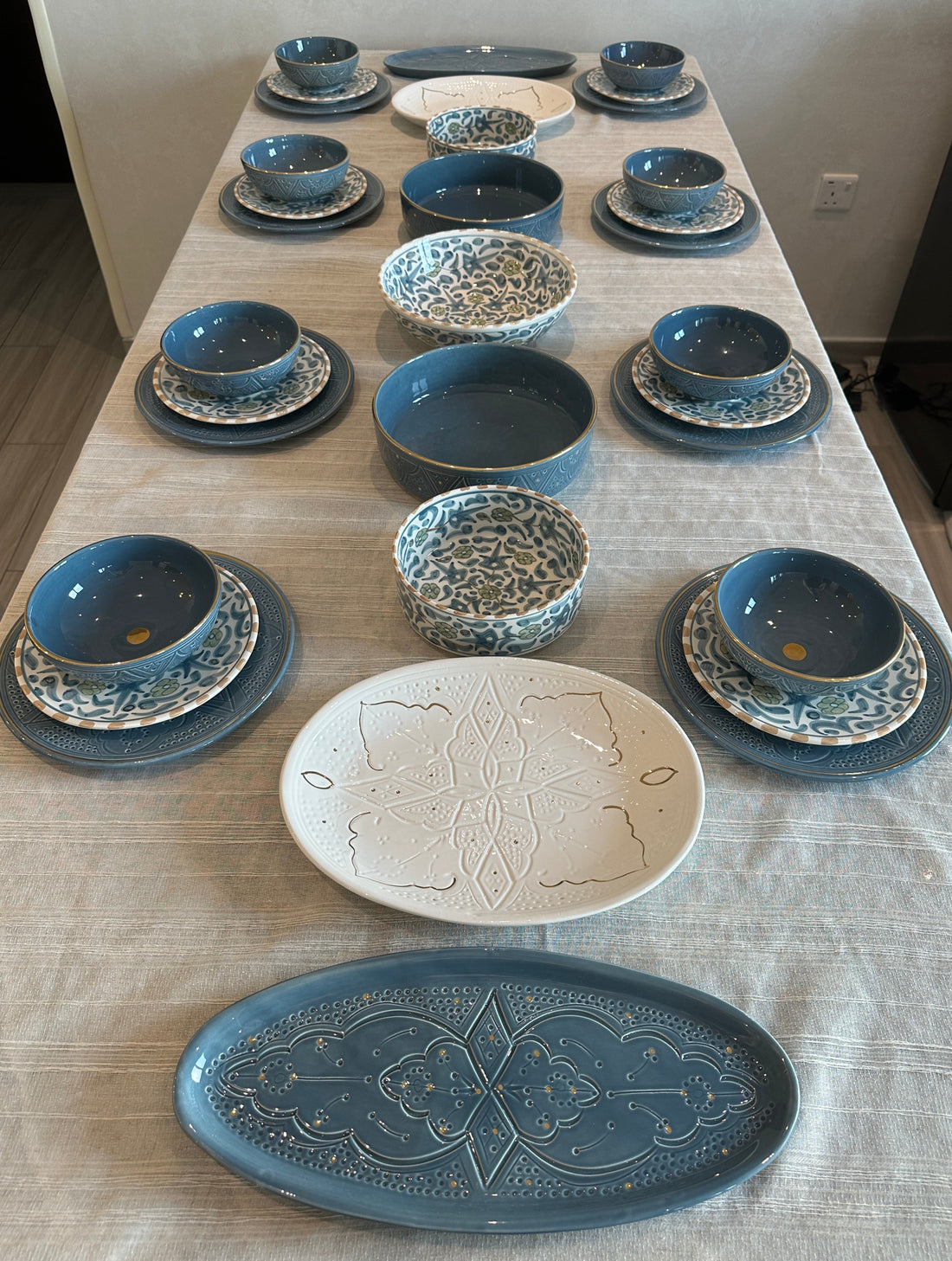 مجموعة حصرية: طقم أزرق ياقوتي لثمانية أشخاص (مجموعة من 33 قطعة)