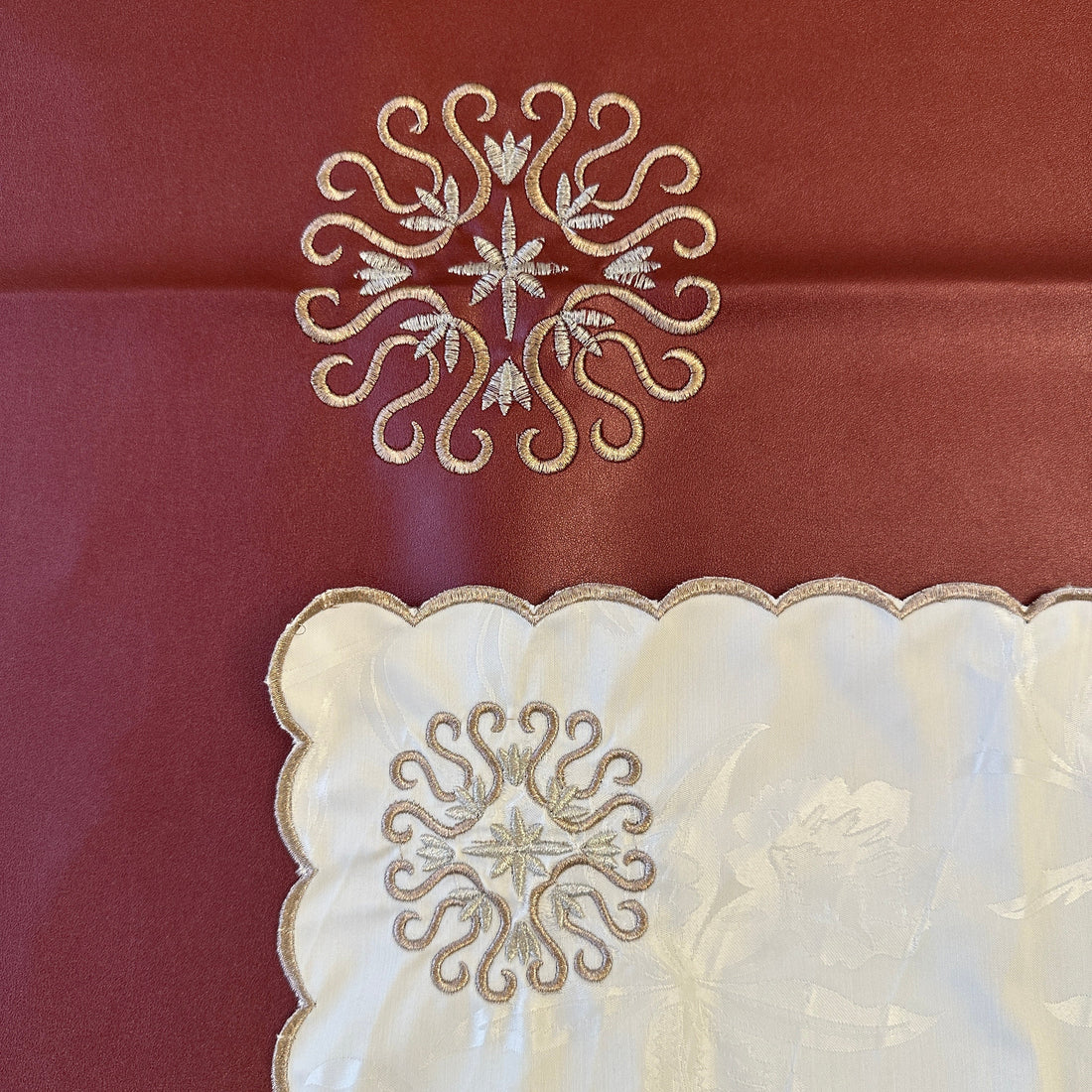 Faux Leather Table Cover & 12 Napkins (300 x 140 cm) - Red