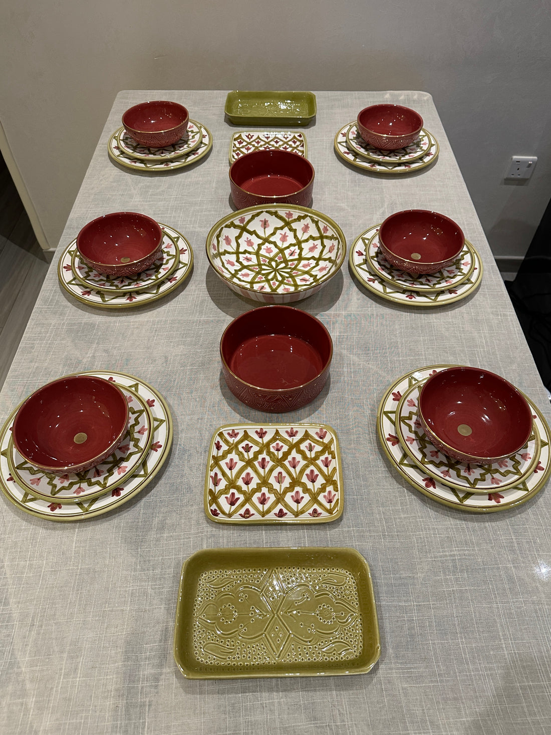 Exclusive Collection: 6-Person Scarlet Garden (Set of 25)